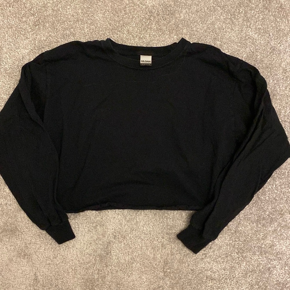 Gildan cropped black long sleeve